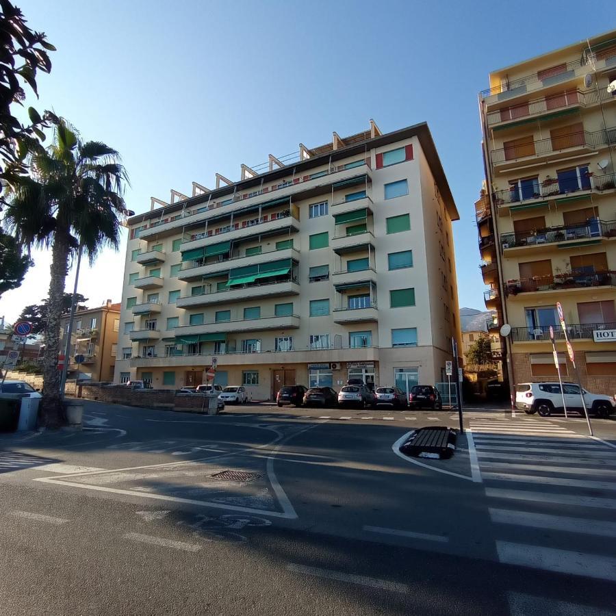 Piazza Mazzini 21 Apartment Loano Bagian luar foto